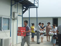 公司動(dòng)態(tài)=2011年盛夏酷暑,公司領(lǐng)導(dǎo)慰問堅(jiān)守生產(chǎn)一線的廣大員工-開發(fā)區(qū)市政項(xiàng)目.jpg