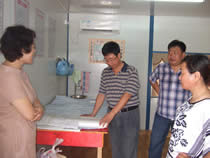 公司動(dòng)態(tài)=2011年盛夏酷暑,公司領(lǐng)導(dǎo)慰問堅(jiān)守生產(chǎn)一線的廣大員工-市行政服務(wù)中心西側(cè)商務(wù)樓項(xiàng)目.jpg