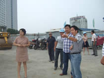 公司動(dòng)態(tài)=2011年盛夏酷暑,公司領(lǐng)導(dǎo)慰問堅(jiān)守生產(chǎn)一線的廣大員工-小海路高架項(xiàng)目.jpg