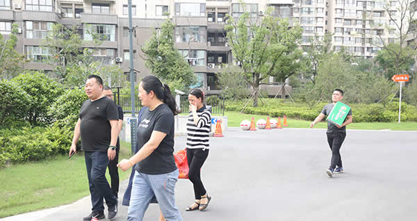 公司動(dòng)態(tài)=情牽一線項(xiàng)目組，高溫時(shí)節(jié)送清涼01.jpg